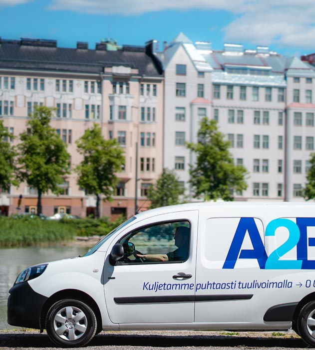 A2B:n pakettiauto toimittamassa paketteja Helsingissä